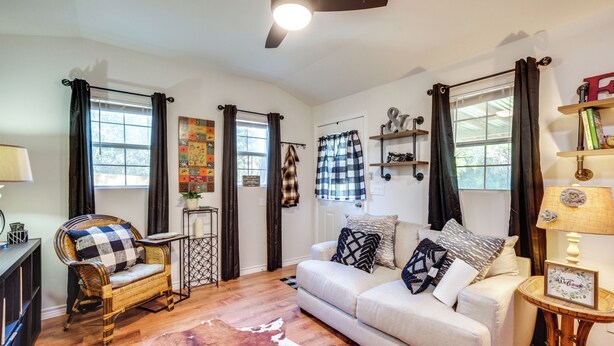 A living room with a sofa, a chair, a ceiling fan, and a rug. - Cozy Montgomery Cottage w/ Porch, Near Lake Conroe (Montgomery)