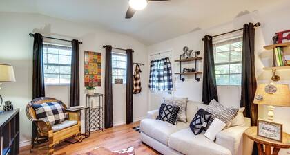 Cozy Montgomery Cottage w/ Porch, Near Lake Conroe