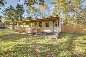 Cottage (1 Bedroom) | Front of property - Cozy Montgomery Cottage w/ Porch, Near Lake Conroe (Montgomery)