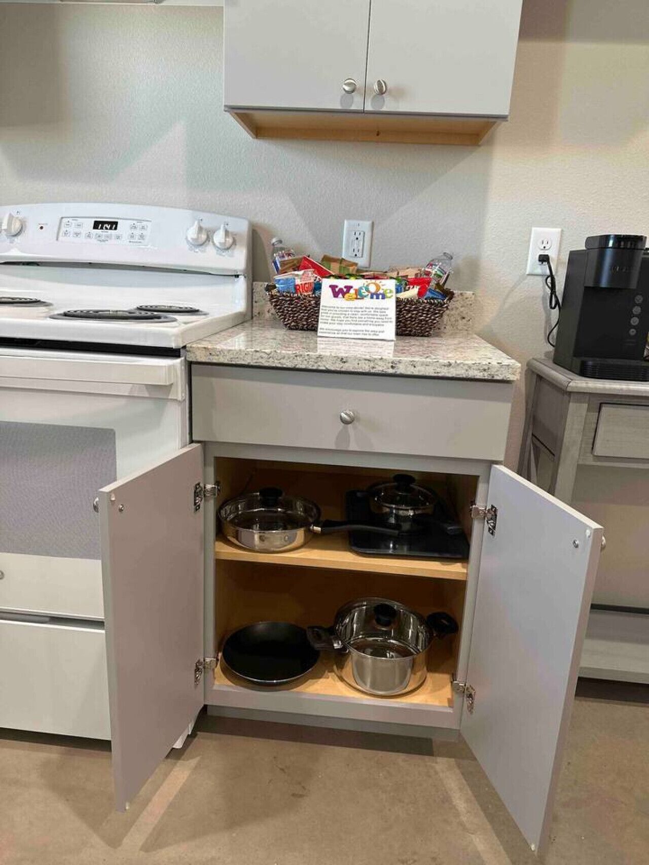 Kjøleskap, mikrobølgeovn, ovn og kokeplater