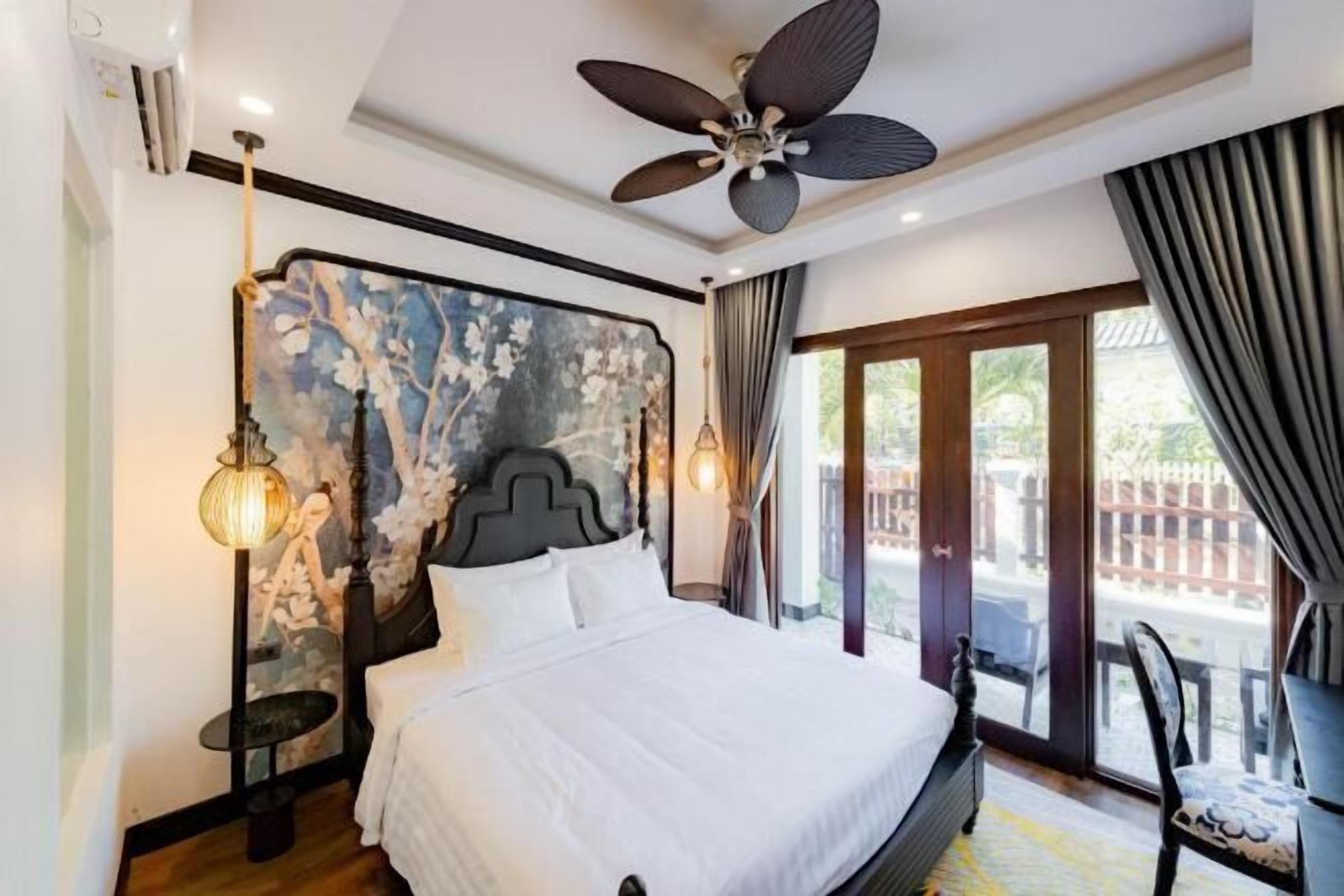 ตู้นิรภัยในห้องพัก, โต๊ะทำงาน, ผ้าม่านกันแสง, ห้องเก็บเสียง