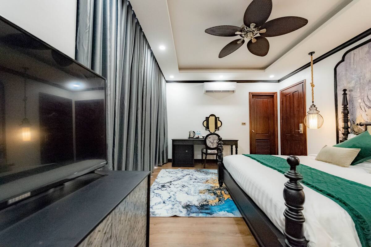 Classic Double Room | Peti besi dalam bilik, meja, langsir/tirai gelap terus, kalis bunyi 