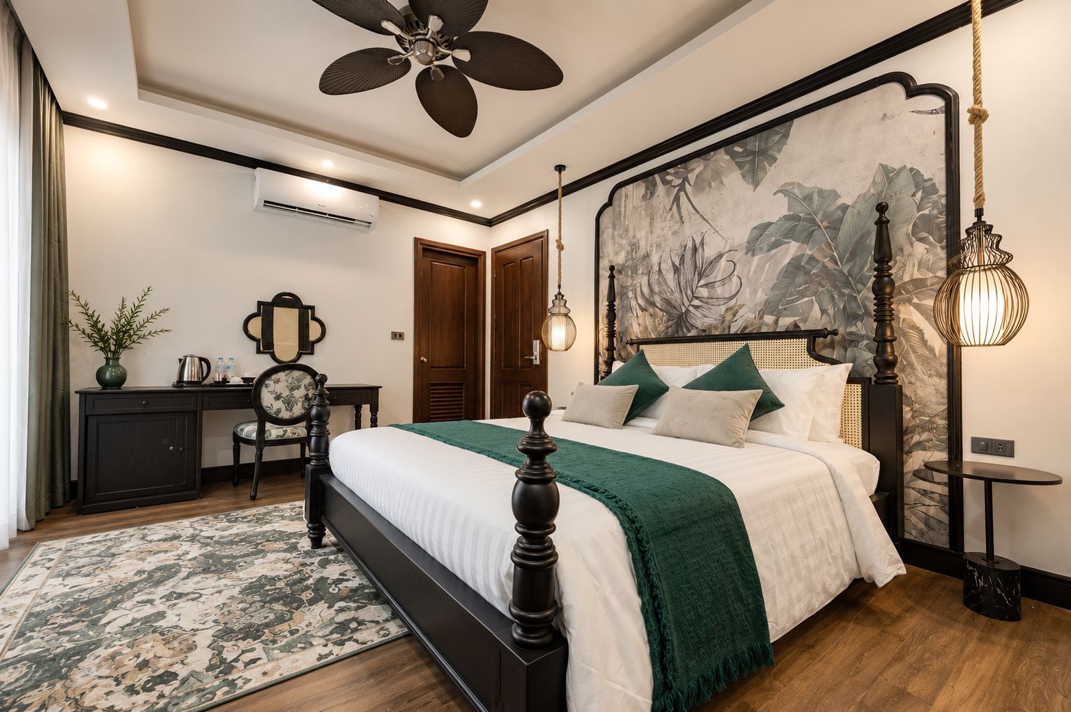 Un dormitorio con cama, escritorio, silla, un cuadro grande y ventilador de techo.