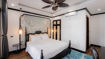 Classic Quadruple Room | In-room safe, desk, blackout drapes, soundproofing