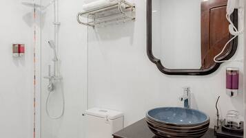 Classic Quadruple Room | Bathroom | Free toiletries, hair dryer, bathrobes, slippers