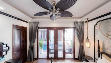 Classic Quadruple Room | In-room safe, desk, blackout drapes, soundproofing
