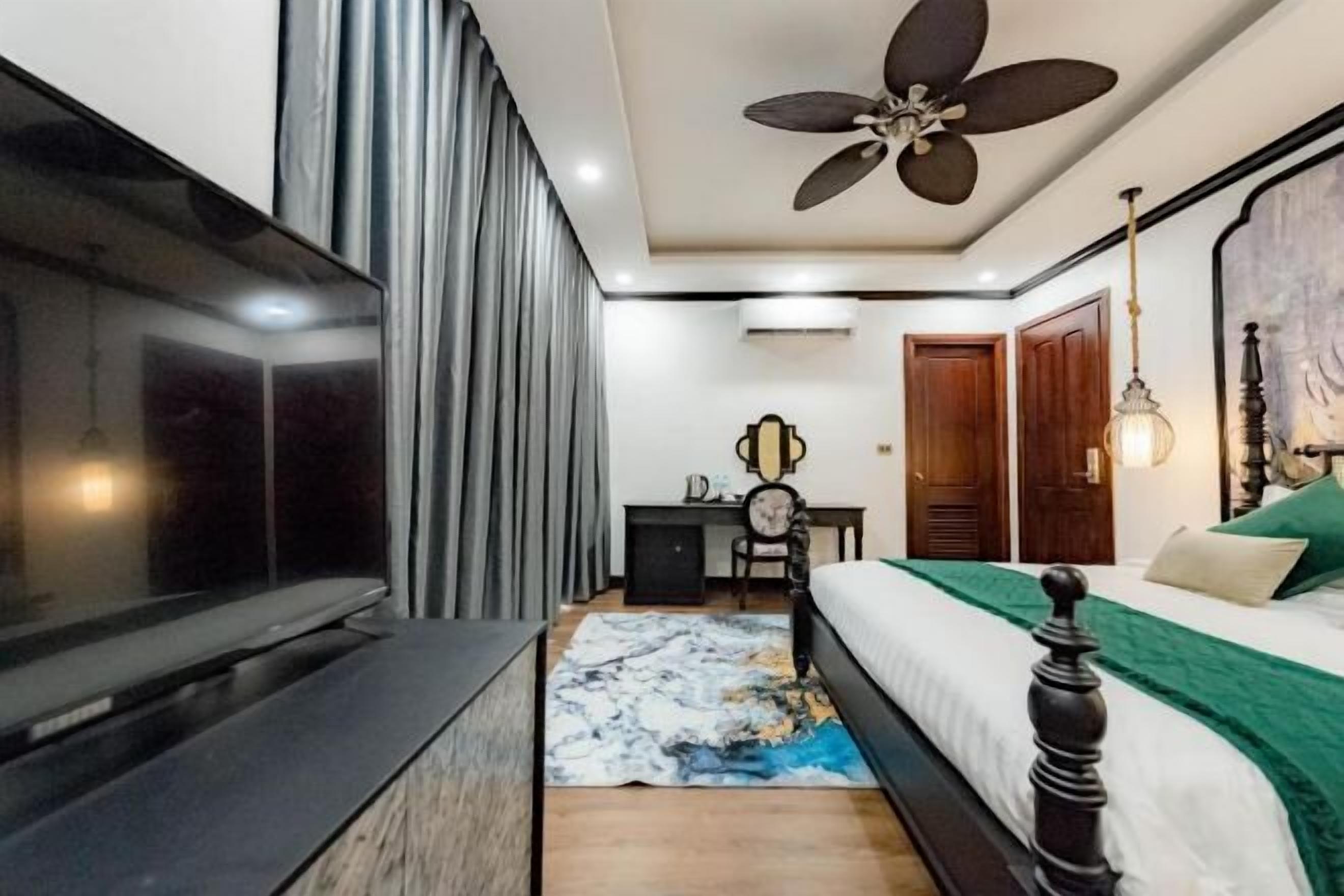 ตู้นิรภัยในห้องพัก, โต๊ะทำงาน, ผ้าม่านกันแสง, ห้องเก็บเสียง