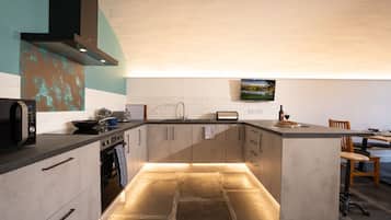 Réfrigérateur, micro-ondes, plaque de cuisson, lave-vaisselle