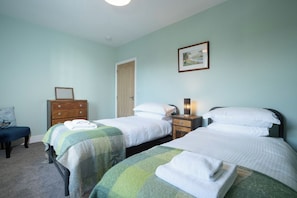 4 bedrooms, iron/ironing board, WiFi, bed sheets - 4 Bedroom Waterhead Range Cottage by LetMeStay (Ambleside)