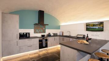 Fridge, microwave, stovetop, dishwasher