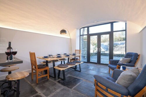 4 Bedroom Waterhead Range Cottage by LetMeStay