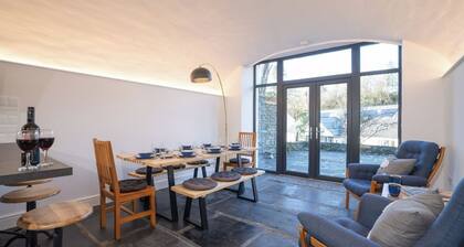 4 Bedroom Waterhead Range Cottage by LetMeStay