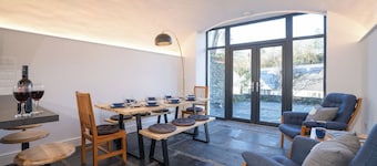 4 Bedroom Waterhead Range Cottage by LetMeStay