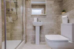 Douche, sèche-cheveux, serviettes fournies