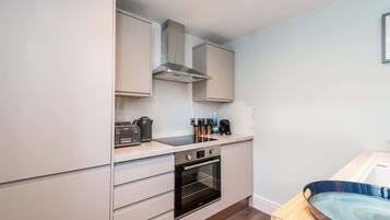 Coffee/tea maker, fridge, microwave, oven