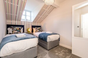 3 habitaciones, tabla de planchar con plancha, wifi y ropa de cama