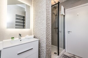 Dusche, Haartrockner, Handtücher