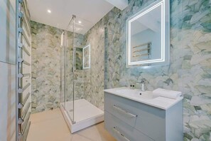 Shower, hair dryer, shampoo - Host & Stay | The Pilgrim Coach House II (Liverpool)
