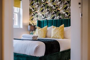 3 habitaciones, tabla de planchar con plancha, wifi y ropa de cama