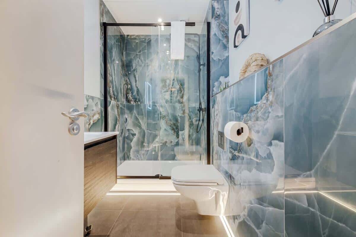 Shower, hair dryer, shampoo