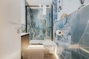 Douche, sèche-cheveux, shampoing