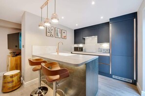 Fridge, microwave, oven, stovetop - Host & Stay | The Pilgrim Coach House II (Liverpool)