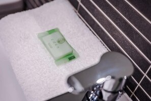 Shower, towels - Host & Stay | Ropewalks Apt (Liverpool)