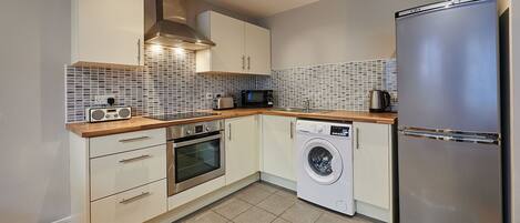 Réfrigérateur, micro-ondes, four, plaque de cuisson