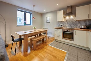 冰箱、微波炉、烤箱、炉灶