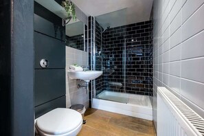 Shower, towels - Host & Stay | Preston's Rooftop Apt (Liverpool)