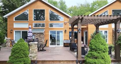 Stunning Luxury lakefront House on Oneida Lake with hottub, firepit and Gameroom