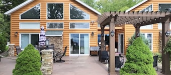 Stunning Luxury lakefront House on Oneida Lake with hottub, firepit and Gameroom