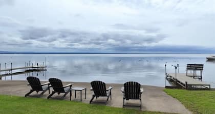 Stunning Luxury lakefront House on Oneida Lake with hottub, firepit and Gameroom