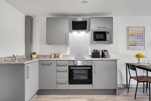 Kjøleskap, ovn, kokeplater og oppvaskmaskin