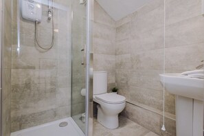 Douche, sèche-cheveux, serviettes fournies