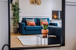 TV, offices - Host & Stay | Seel St Townhouse Apt II (Liverpool)