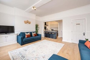 Una televisión, una oficina