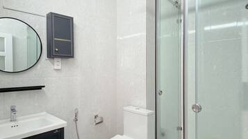 淋浴設備、風筒、坐浴桶、提供毛巾