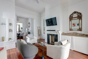 Televisión, chimenea, oficina