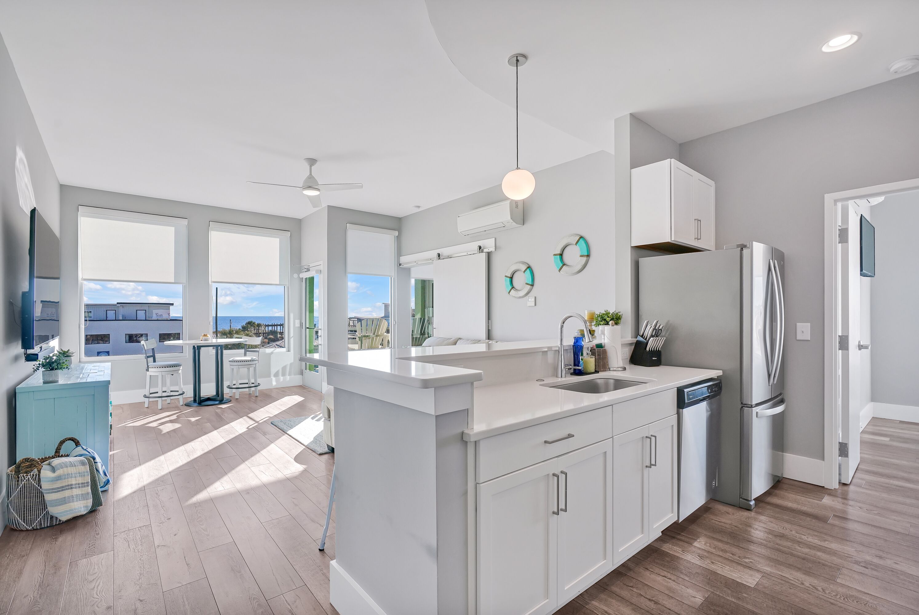 Micro-ondes, four, plaque de cuisson, lave-vaisselle