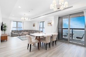 Panoramic Apartment | In-room dining - Lux BnB Princess Tower I Palm & Ocean Views (Dubai)