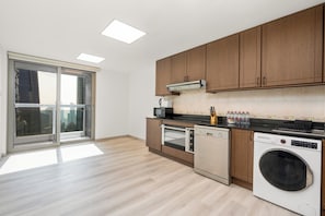 Panoramic Apartment | Private kitchen | Full-size fridge, microwave, oven, stovetop - Lux BnB Princess Tower I Palm & Ocean Views (Dubai)