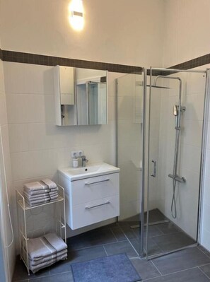 Shower, hair dryer, towels, soap - Vienna classic with love (Wien)