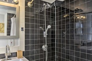 Sèche-cheveux, serviettes fournies, savon, papier toilette
