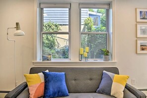 Smart TV - Vibrant Winthrop Apartment - Close to Ocean! (Winthrop)