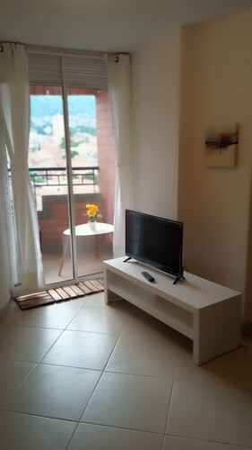 Cozy studio apartment two blocks from La Floresta Park.
