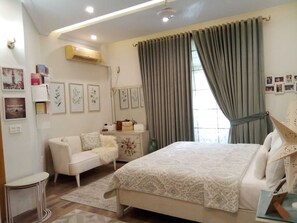 3 bedrooms, iron/ironing board, free WiFi, bed sheets