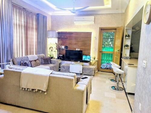 luxurious House + Garden to Feel at home in Heart of Islamabad Airport15 Min.

 