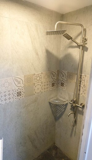 Basic Shared Dormitory, Mixed Dorm, Pool Access | Bathroom - J & J Homestay (Coron)