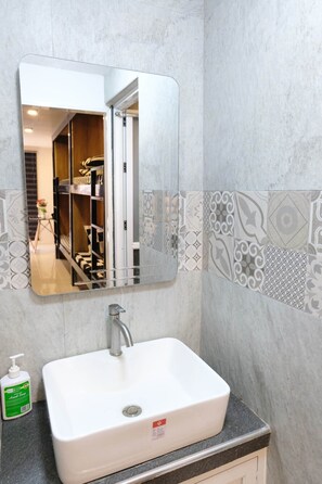 Basic Shared Dormitory, Mixed Dorm, Pool Access | Bathroom